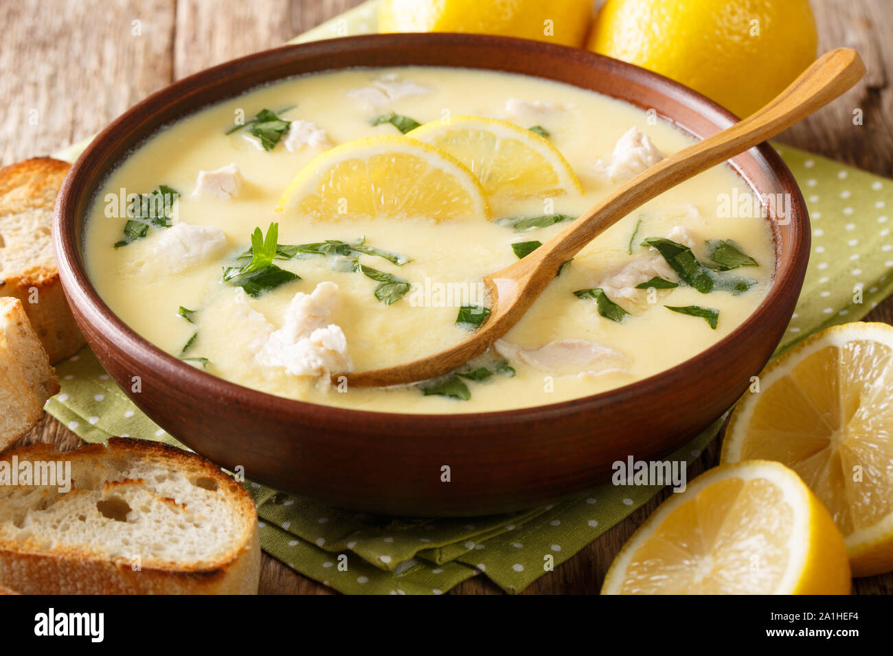 Spesso il greco aromatico al limone con zuppa di pollo e pasta orzo close-up in una ciotola sul tavolo orizzontale. Foto Stock
