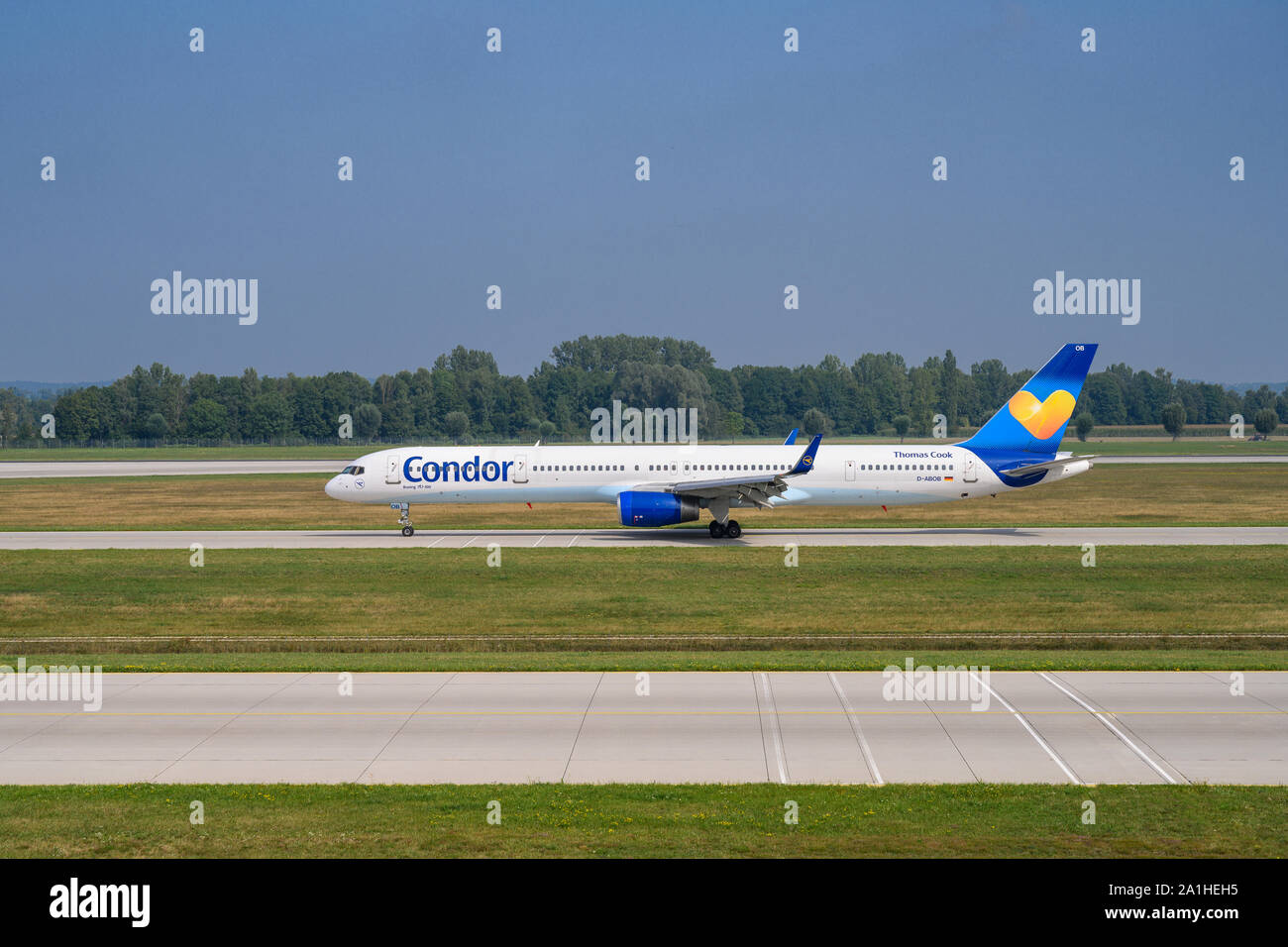 Monaco di Baviera, Germania - 25 agosto. 2019 : Condor Boeing 757-300 con il velivolo numero di registrazione D-ABOB è in rullaggio dopo l'atterraggio sulla pista del nord Foto Stock