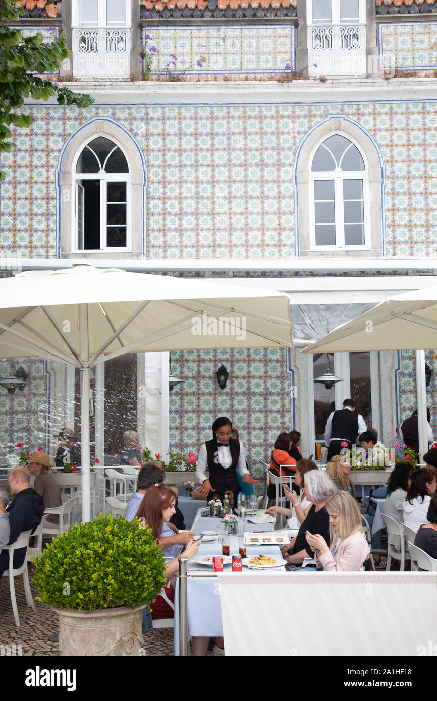 Diners seduto presso il Cafe Paris ristorante sulla piazza principale di Sintra Città Vecchia nel comune di Lisbona, Portogallo Foto Stock