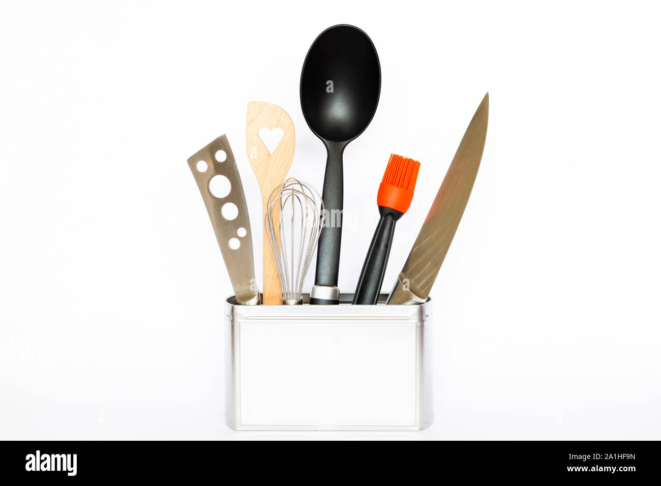 Assortimento di stoviglie e utensili da cucina in un quadrato di colore argento scatola di metallo con copia spazio su sfondo bianco Foto Stock