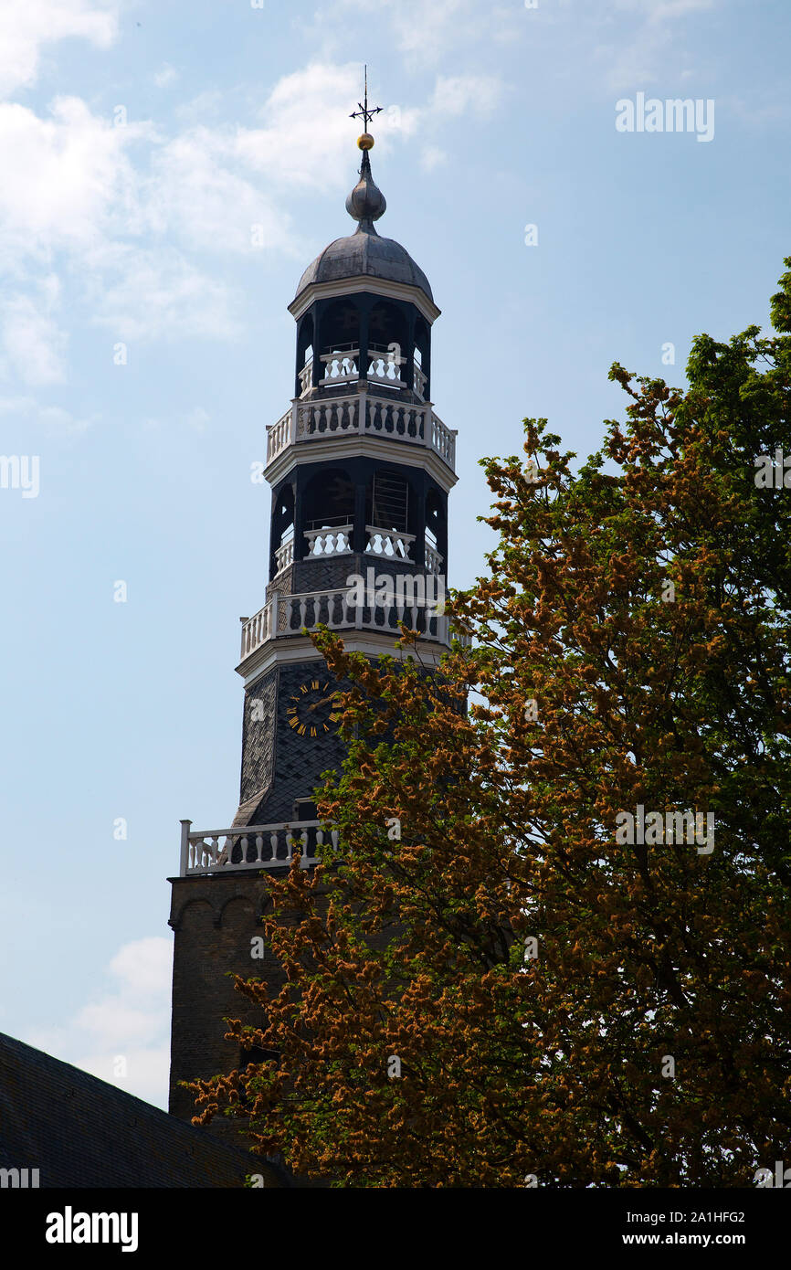 Torre monumentale della chiesa nella città olandese Hindeloopen Foto Stock