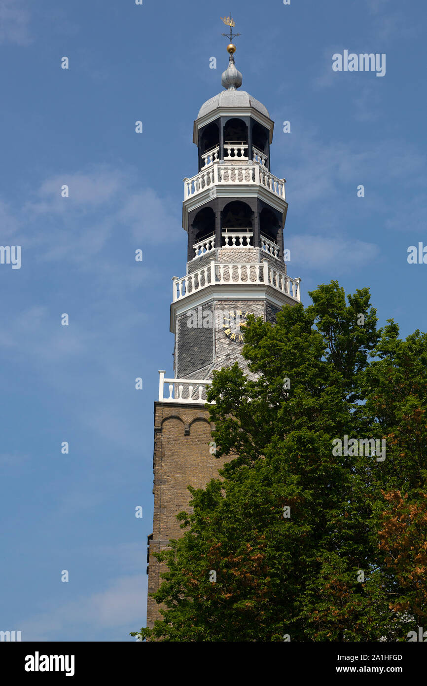 Torre monumentale della chiesa nella storica città olandese Hindeloopen Foto Stock