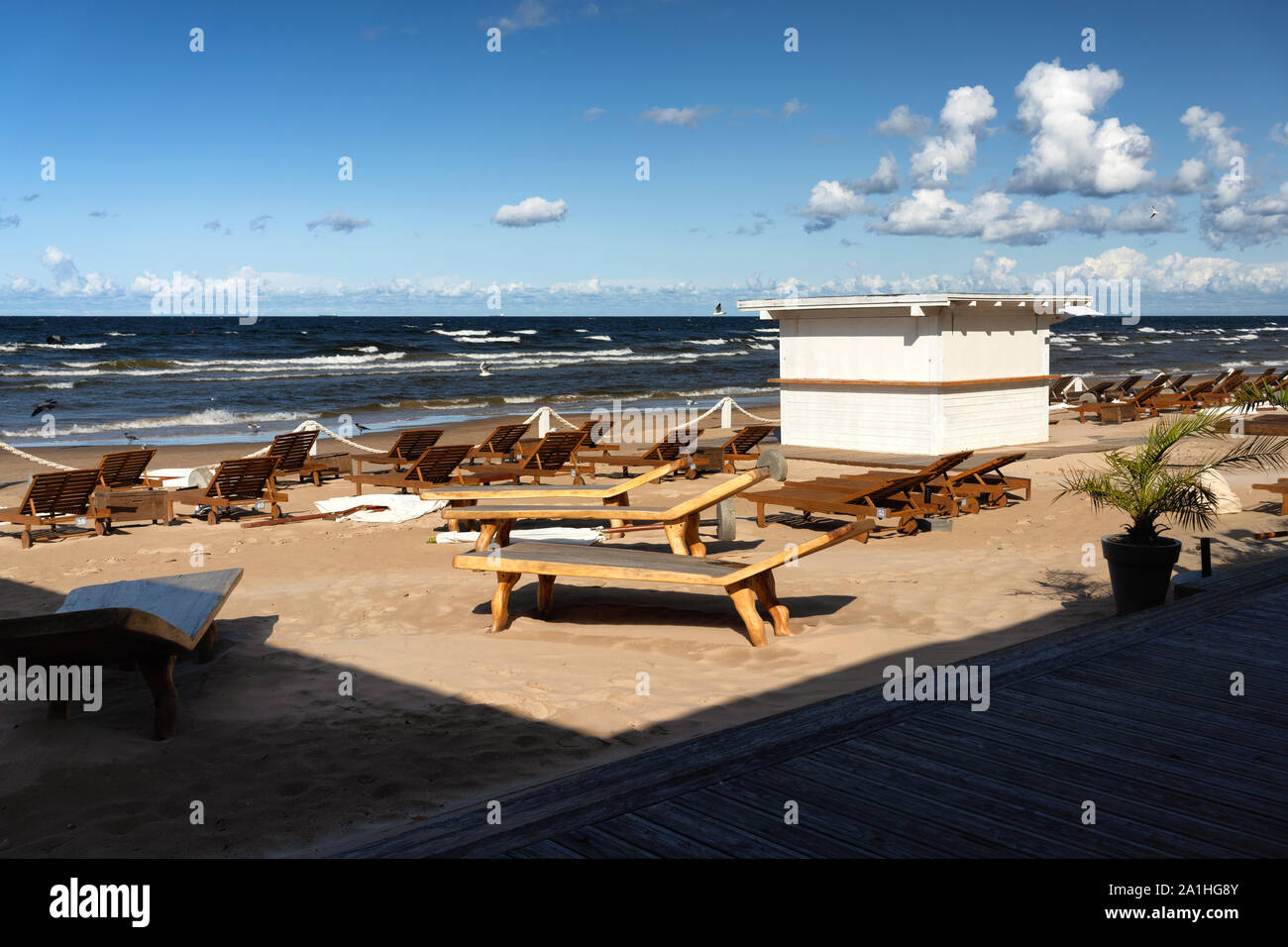 Estate cafè sulla spiaggia di Jurmala in autunno Foto Stock