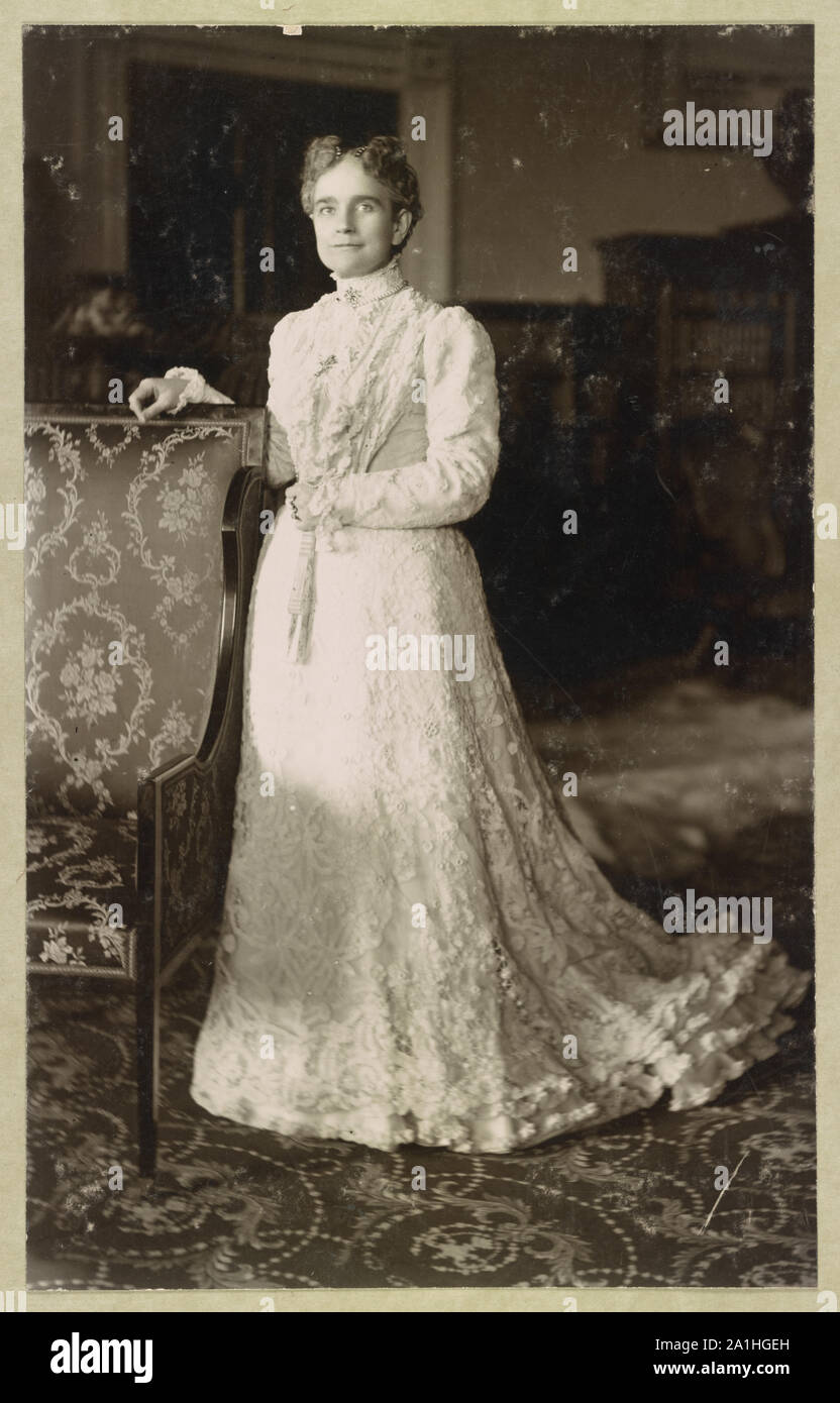 La sig.ra William McKinley, ritratto a figura intera, in piedi, rivolto leggermente verso sinistra Foto Stock