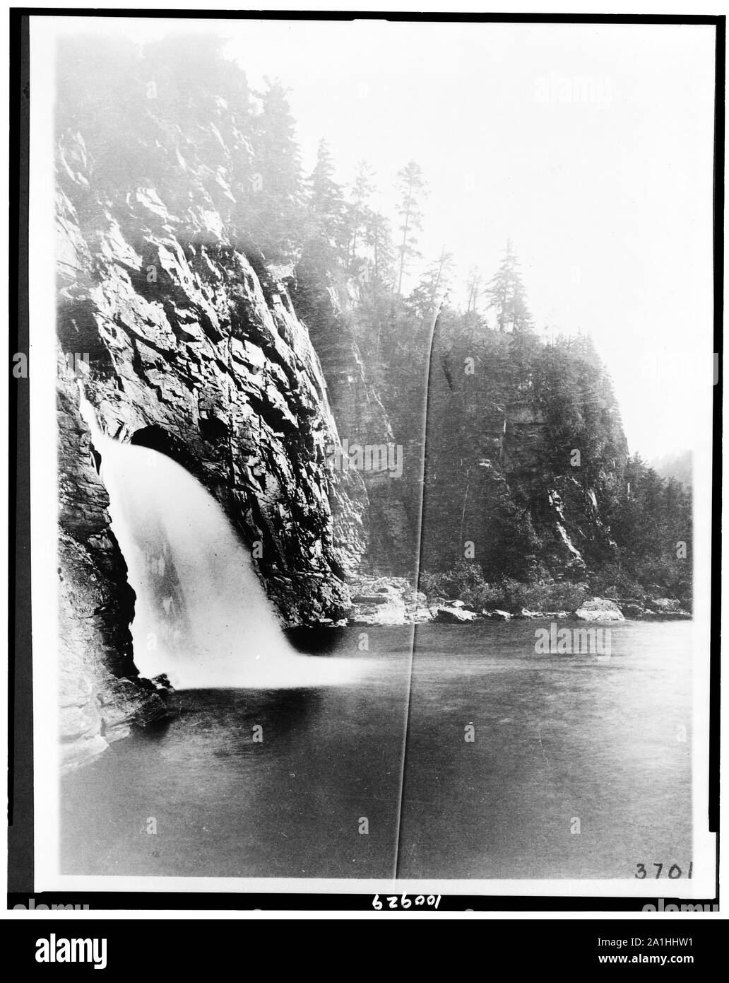 Mt. Prenotazione Mitchell, North Carolina, con cascate in primo piano Foto Stock