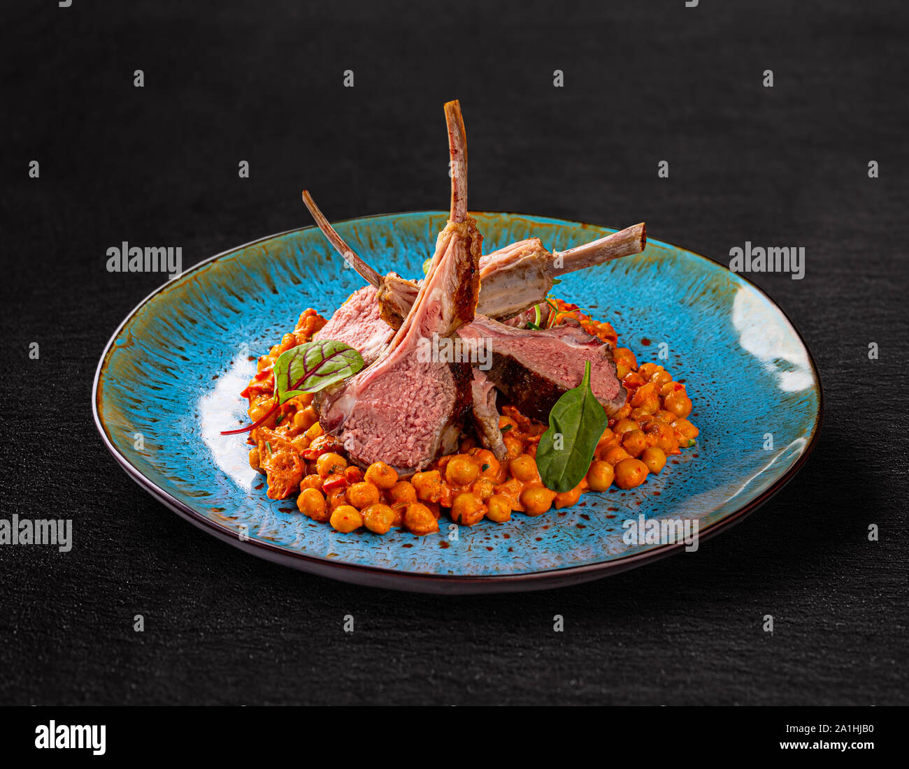 Sous-vide nervatura di agnello con verde condito di ceci Foto Stock