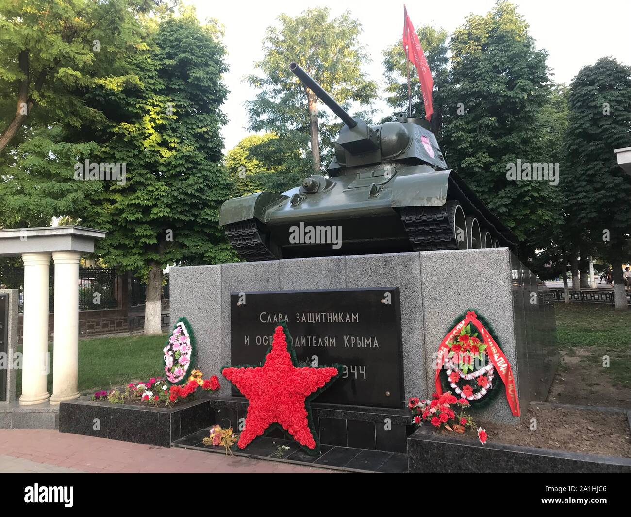 Simferopol, Russia. Xxv Luglio, 2019. Nel centro della città vi è un serbatoio dalla Seconda Guerra Mondiale che commemora la vittoria dell'Unione Sovietica oltre il Nazionalsocialismo. Sanzioni e prezzi elevati, ma anche di grandi progetti e di speranza: cinque anni dopo l'annessione della Crimea, la Russia si sta espandendo il suo potere sul Mar Nero penisola. (A DPA-storia: "russo" vita in Crimea) Credito: Ulf Mauder/dpa/Alamy Live News Foto Stock