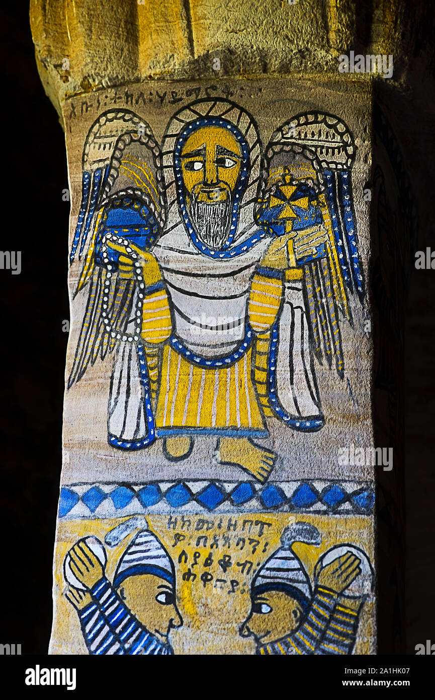 Saint etiope Tekle Haymanot tenendo una mano di colore giallo-bianco cfross grani di preghiera, affreschi nella chiesa ortodossa rupestri chiesa Abuna Gebre Mikael a Koraro Foto Stock