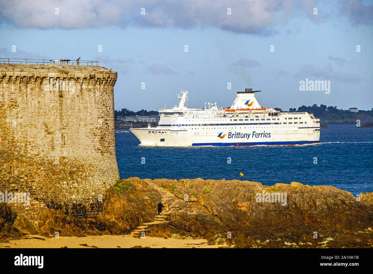 Brittany Ferries traghetto per trasporto auto e passeggeri Britannia che arrivano al porto di Saint Malo Bretagna Francia Foto Stock