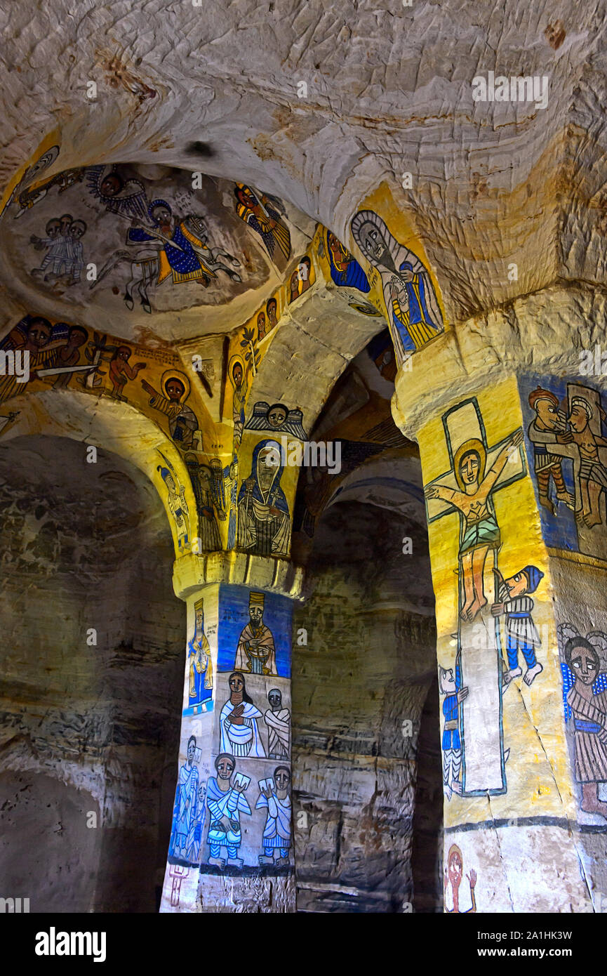 Interno del rock-conci di chiesa Abuna Gebre Mikael vicino a Koraro coperto con affreschi, Gheralta, Tigray, Etiopia Foto Stock