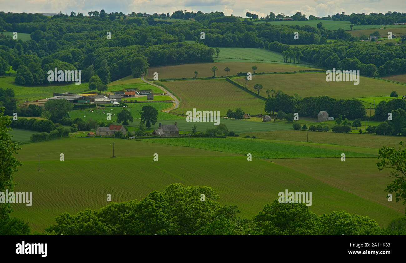 Vista dalla collina sul tranquillo paesaggio rurale in Normandia Foto Stock