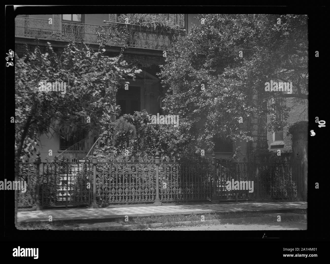 Multi-story house dietro il ferro battuto recinzione, [John Rutledge House, 116 Broad Street], Charleston, Carolina del Sud Foto Stock