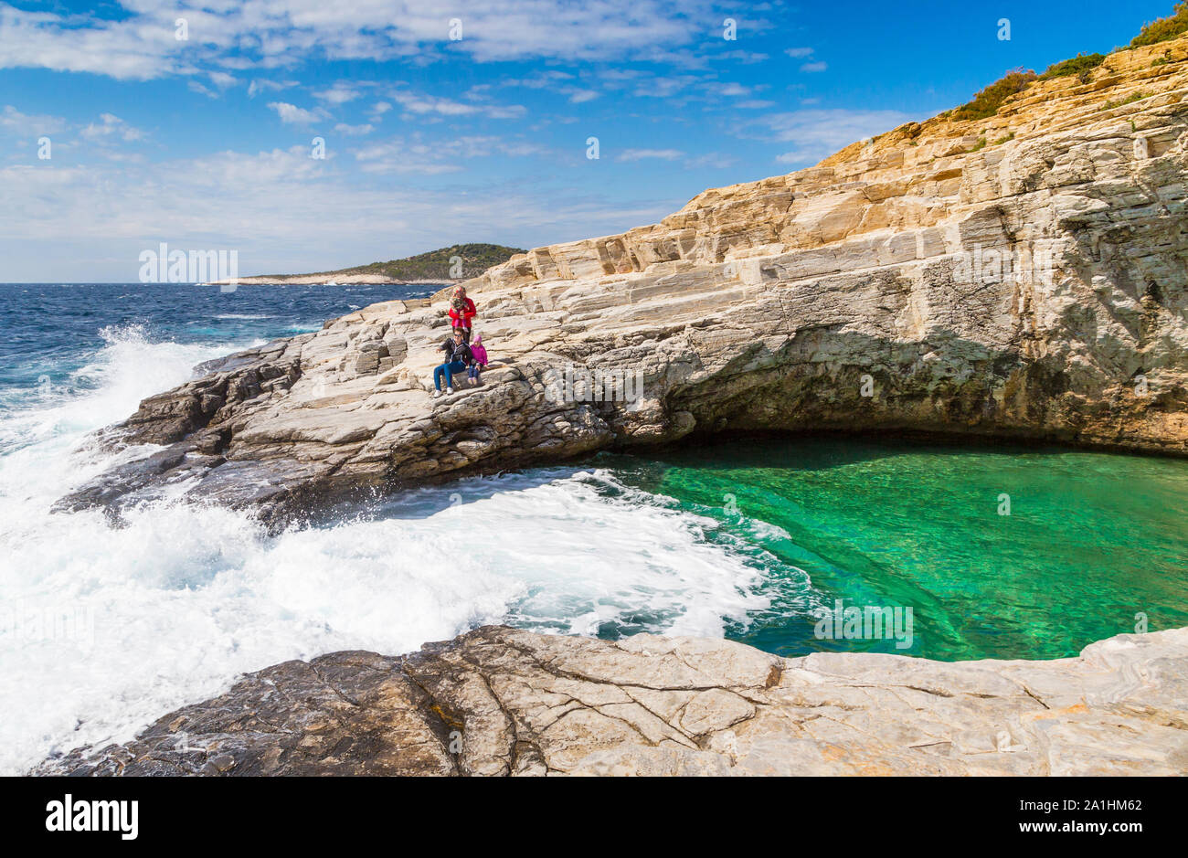 Thassos, Grecia - 2 Maggio 2016: la gente vicino Giola con acqua di mare naturale piscina situata sul Taso Island, Grecia Foto Stock
