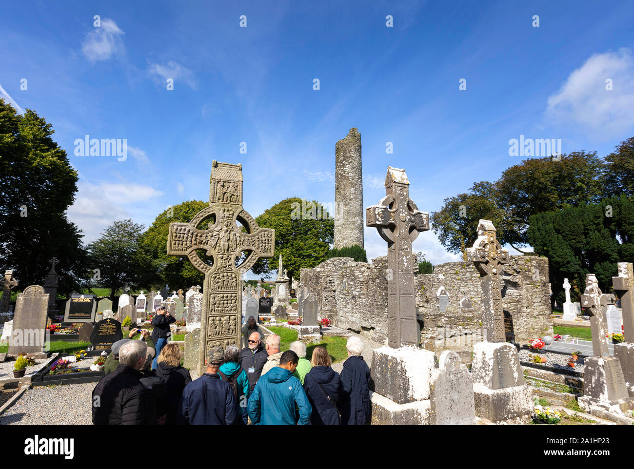 Monasterboice torre rotonda e alta attraversa Drogheda County Louth, Irlanda Foto Stock