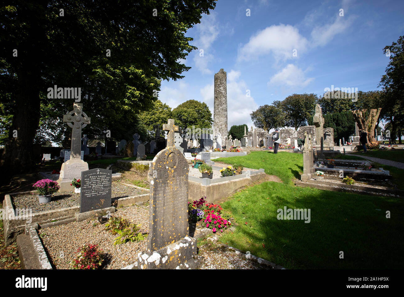 Monasterboice torre rotonda e alta attraversa Drogheda County Louth, Irlanda Foto Stock