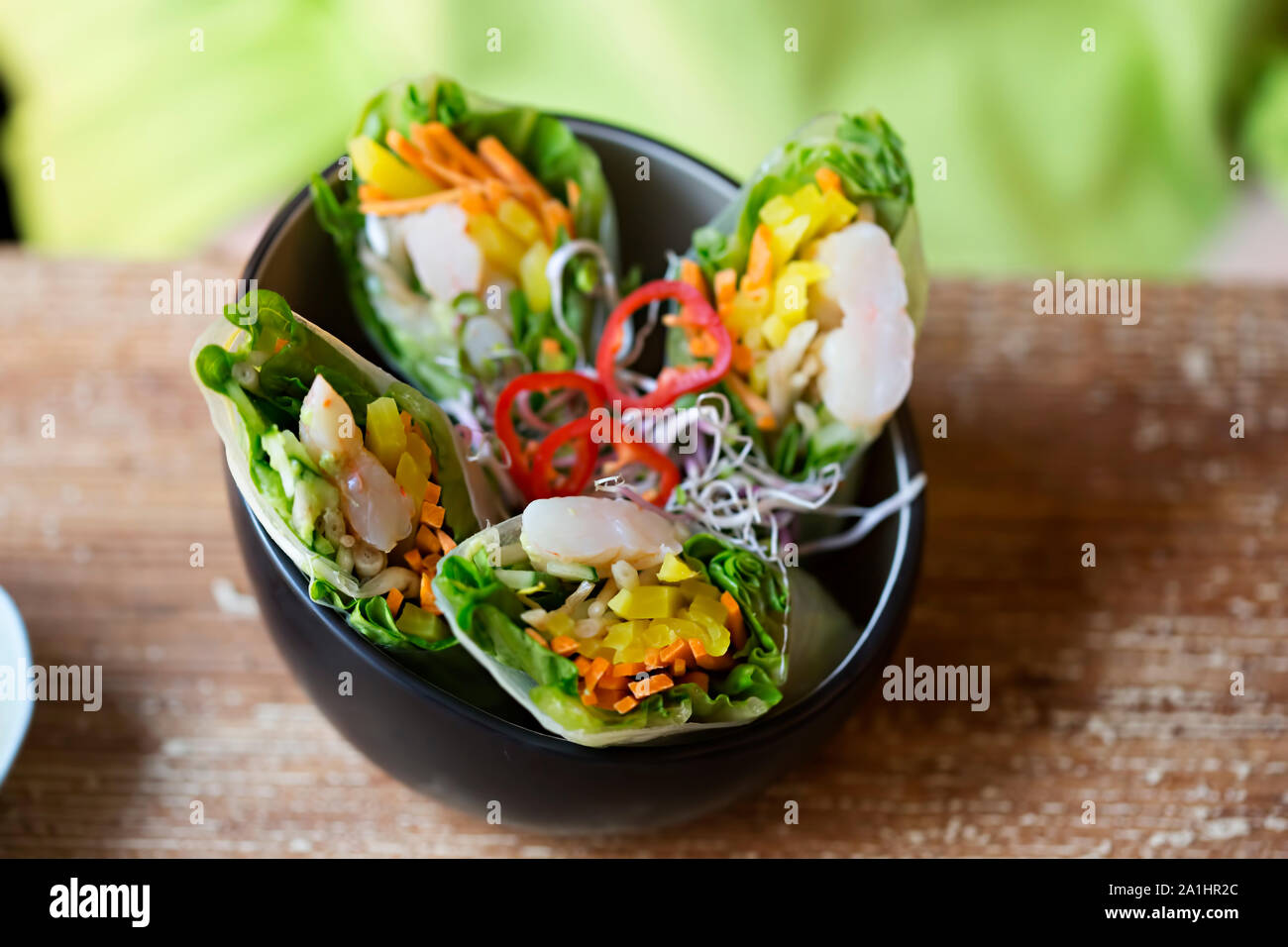 Rotoli cinesi con gamberi e verdure e salsa al peperoncino dolce Foto Stock