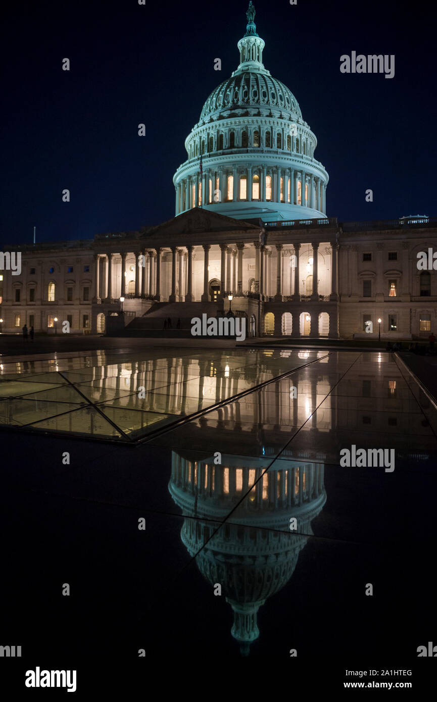 Scenic vista serale delle luci incandescenti della US Capitol Building con dettaglio riflettendo sotto il cielo notturno di Washington DC, Stati Uniti d'America Foto Stock