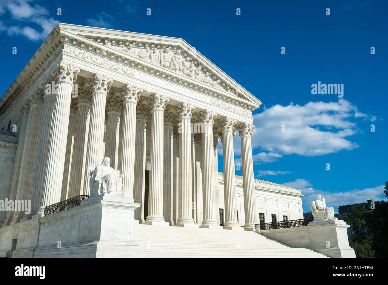 La Corte suprema degli Stati Uniti la costruzione di ingresso anteriore con una vista panoramica delle colonne e passi sotto il brillante sole estivo a Washington DC, Stati Uniti d'America Foto Stock