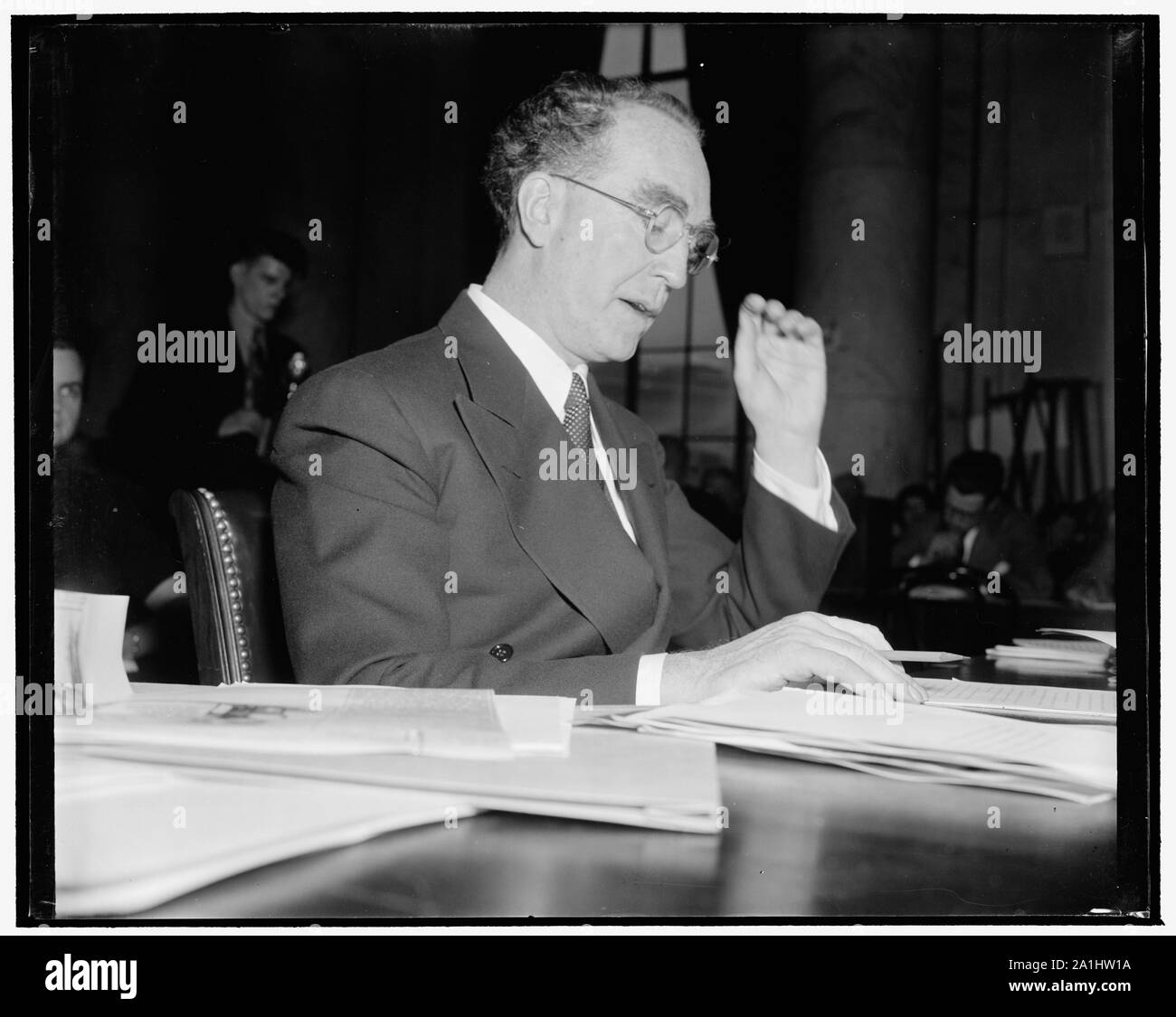 Murphy racconta il suo lato di sciopero polemiche. Washington, 13 genn. Attorney General Frank Murphy sat prima della commissione del Senato sulla magistratura di questo pomeriggio e in una voce quasi impercettibile a quelle nelle vicinanze, leggere la sua dichiarazione per quanto riguarda il suo lato del sit-in di scioperi in Detroit's motor industries. Durante il seguente periodo di interrogatorio ha registrato né tristezza né sorrisi, 1/13/39 Foto Stock