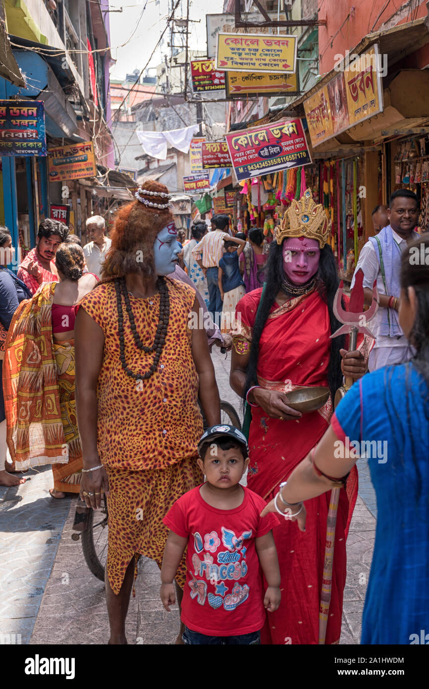 Indian l uomo e la donna vestita come divinità indiane shiv Parvati a Baba Taraknath tempio, Tarakeswar, West Bengal, India. Foto Stock