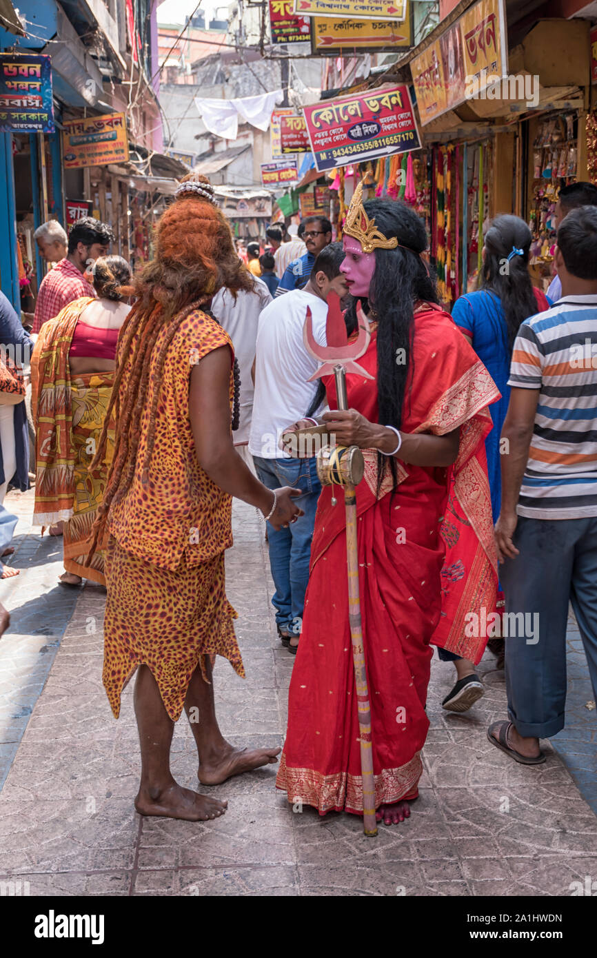 Indian l uomo e la donna vestita come divinità indiane shiv Parvati a Baba Taraknath tempio, Tarakeswar, West Bengal, India. Foto Stock