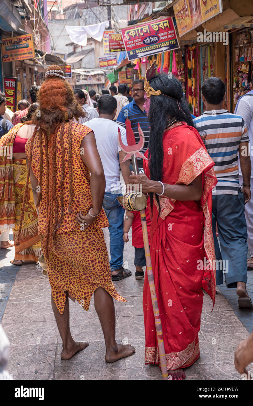 Indian l uomo e la donna vestita come divinità indiane shiv Parvati a Baba Taraknath tempio, Tarakeswar, West Bengal, India. Foto Stock
