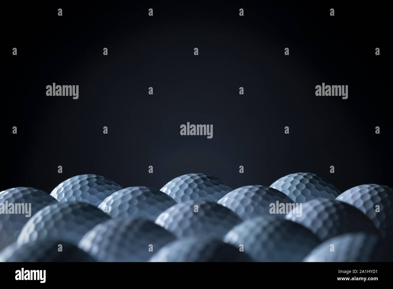 Gruppo di palline da golf isolati su sfondo nero. Foto Stock