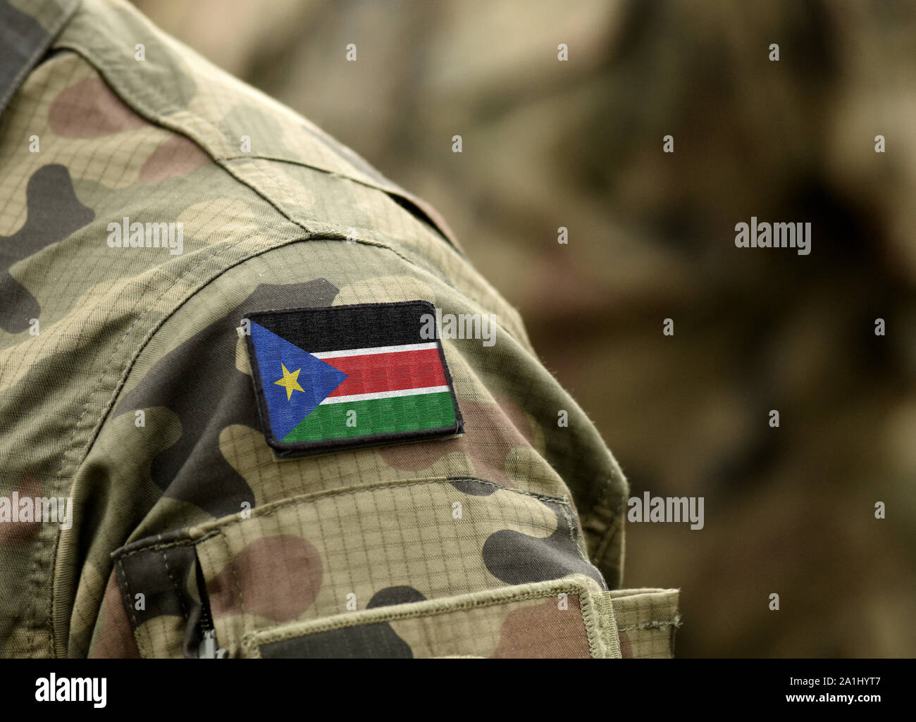 Bandiera del Sud Sudan in uniforme militare. Esercito, soldati, Africa (collage). Foto Stock