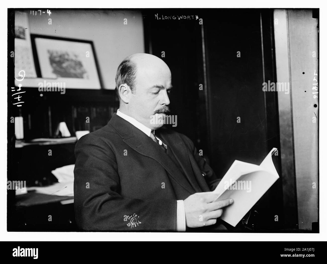 N. Longworth seduto con libro Foto Stock