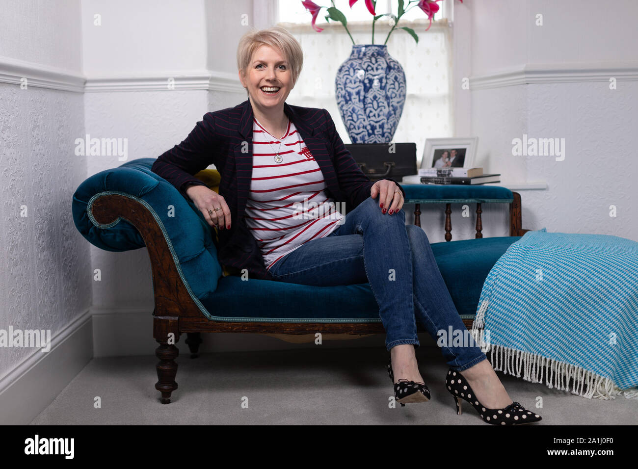Ritratto di best seller di Clare Macintosh cercando rilassata a casa sua. Foto Stock