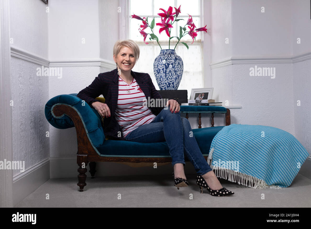 Ritratto di best seller di Clare Macintosh cercando rilassata a casa sua. Foto Stock
