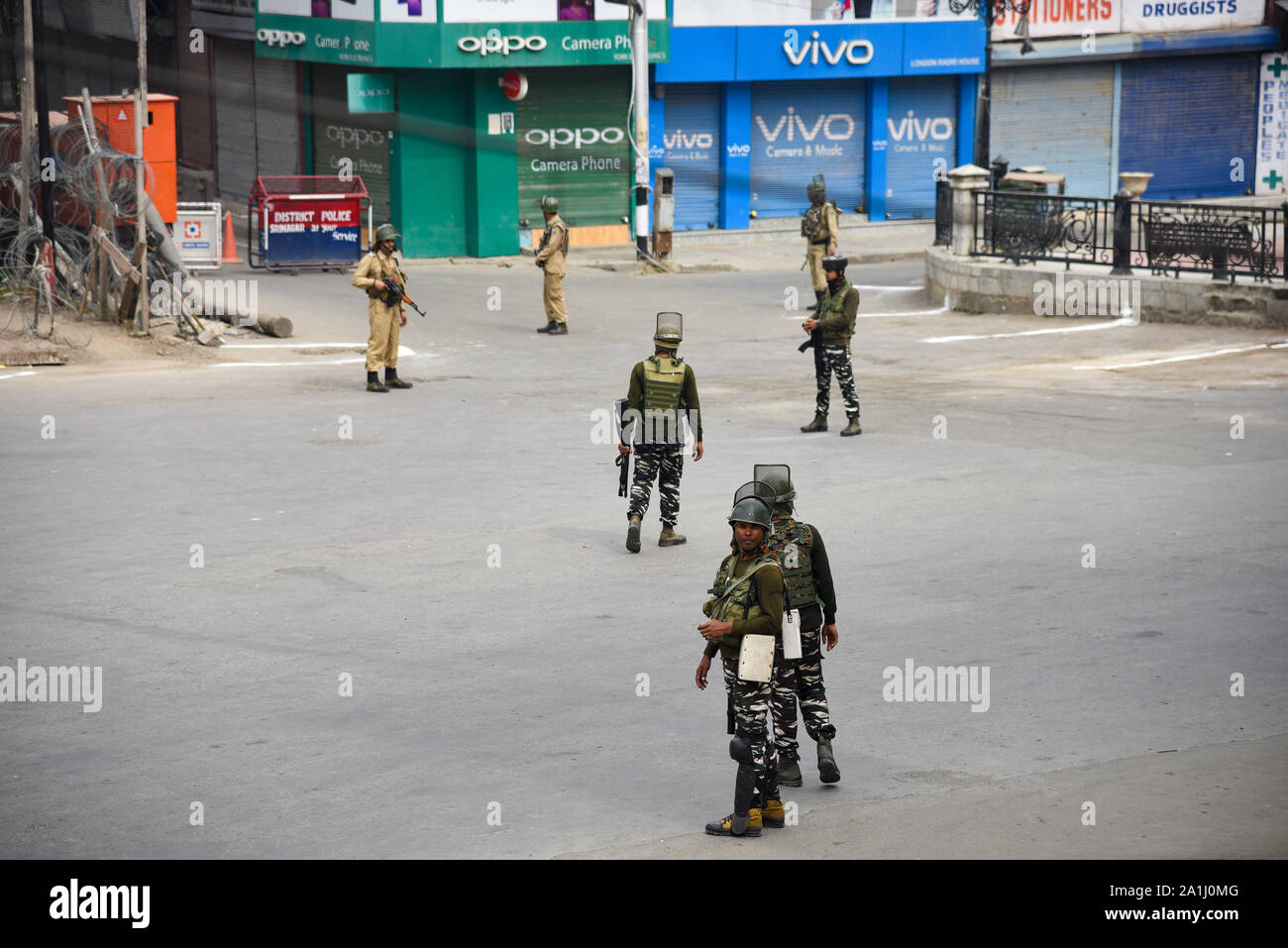 Di paramilitari troopers stare in guardia durante le restrizioni in Srinagar.Dopo la revoca dell'articolo 370 che conferisce lo status speciale di Jammu e Kashmir, le autorità statali hanno imposto restrizioni in Kashmir per prevenire le proteste. Foto Stock