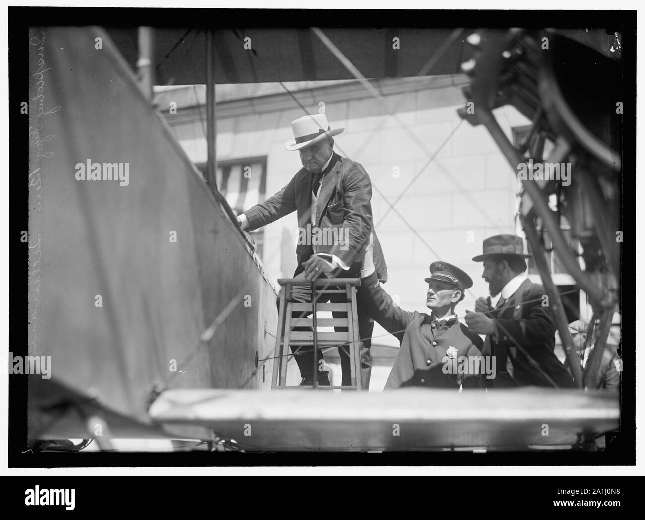 AERO COAST PATROL COMMN. CURTISS biplanari a 2 motori, con galleggianti, ESPOSTI AL S.O.B. SEN. BEN TILLMAN arrampicata in piano; Augusto POST A DESTRA Foto Stock