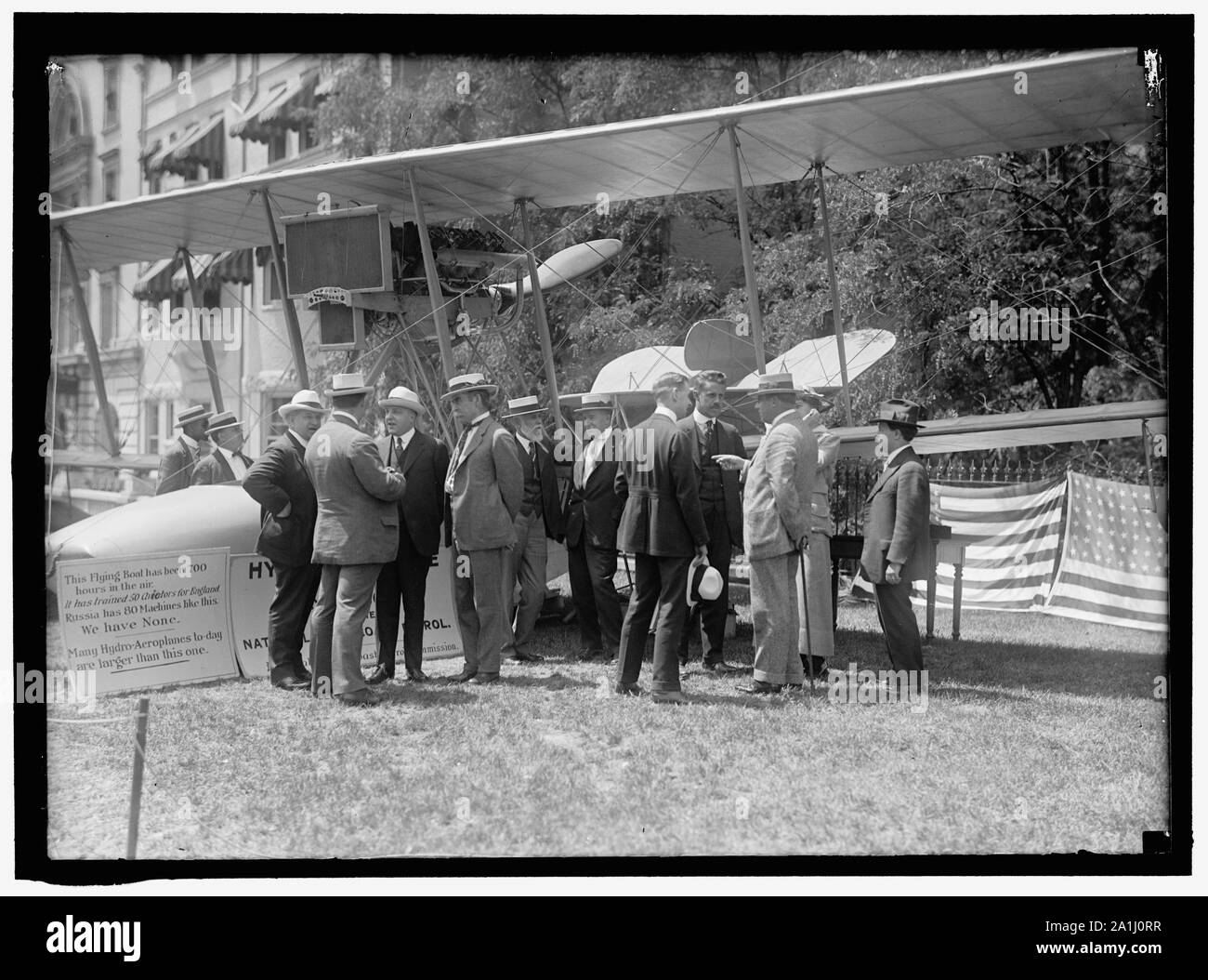 AERO COAST PATROL COMMN. CURTISS HYDROAIRPLANE o Flying Boat esposti vicino casa ufficio edificio. REP. KAHN; UNIDENTIFIED; ASST. S. INGRAHAM; ADM. PEARY; REP. LIEB; PROF. FRANKENFIELD; BOWMAN; TAYLOR; NEWTON; Smith. L uomo non identificato, BACK girato a destra di KAHN Foto Stock
