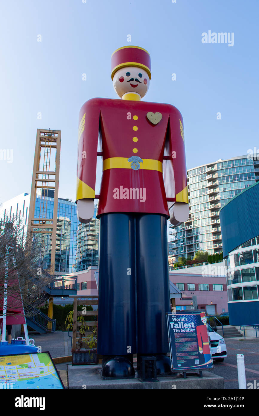 'New Westminster, British Columbia, Canada - 8/3/2019: Sul Quay, una statua di più alte del mondo di stagno lungo la passeggiata a mare di sera summe Foto Stock