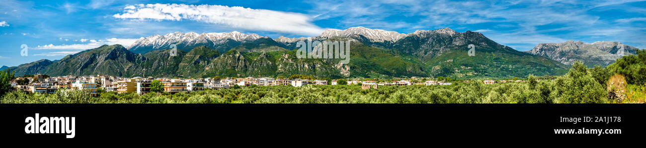Panorama di Sparta con Taigetos Montagne in Grecia Foto Stock