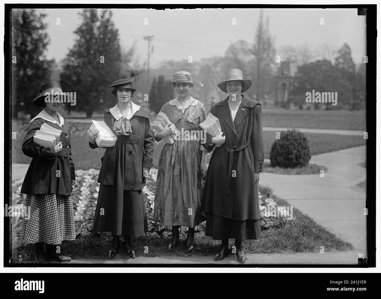 Emergenza NAZIONALE GIARDINI DI GUERRA COM. GIRL SCOUTS GIARDINAGGIO A D.A.R. Foto Stock