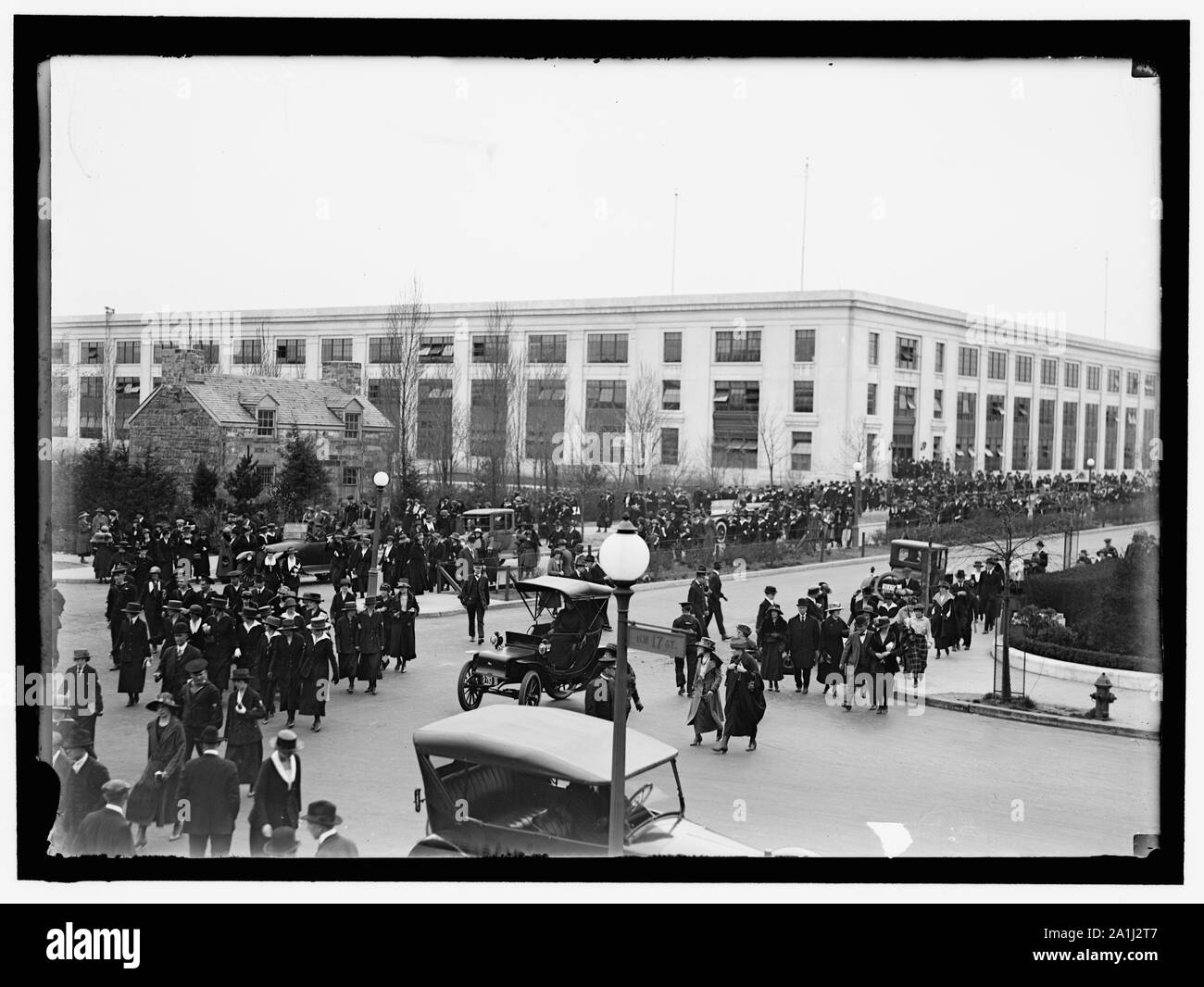 Dipartimento della marina degli Stati Uniti, I lavoratori che lasciano Palazzo Marina Foto Stock
