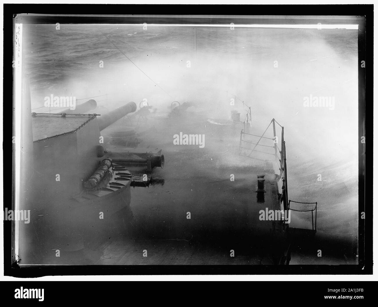 NAVY, U.S. Corazzate in tempesta di mare Foto Stock
