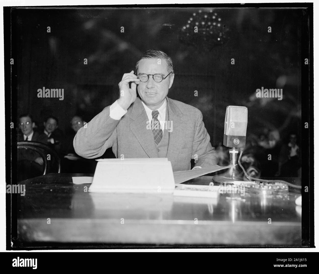 NLRB indagando Comitato quiz Edwin S. Smith, membro del consiglio di amministrazione. Washington D.C., dic. 15. Mentre la testimonianza prima casa Comitato analizzando il lavoro nazionale scheda Relazioni oggi, Edwin S. Smith, NLRB, è stato interrogato su una lettera che scrisse a un funzionario di Filene's Department Store di Boston in cui egli ha detto che "ogni stand' presi dal negozio in connessione con uno sciopero presso il Berkshire maglia impianto mulini 'potrebbe essere ascoltato con grande rispetto" dall'azienda. La lettera è stata scritta da Smith a Louis Kirstein, Vice Presidente di Filene's, il 26 ottobre, 1936, mentre un st Foto Stock