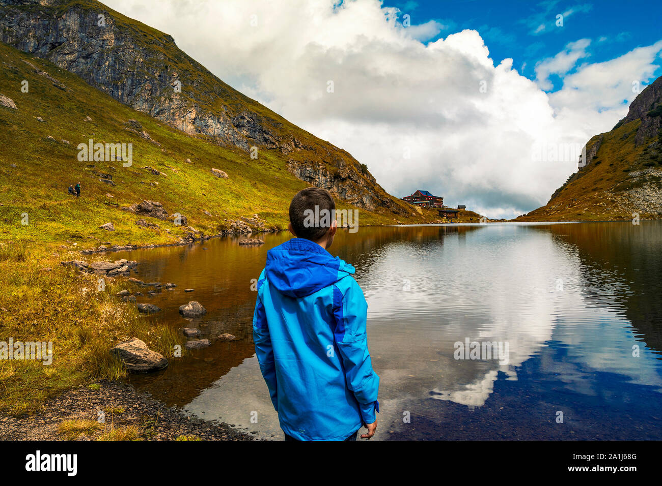 Tempo libero sulla riva del lago di Wildsee ( Wildseelodersee ), al di sopra di Fieberbrunn in Kitzbuhel Alpi, Tirolo, Austria Foto Stock