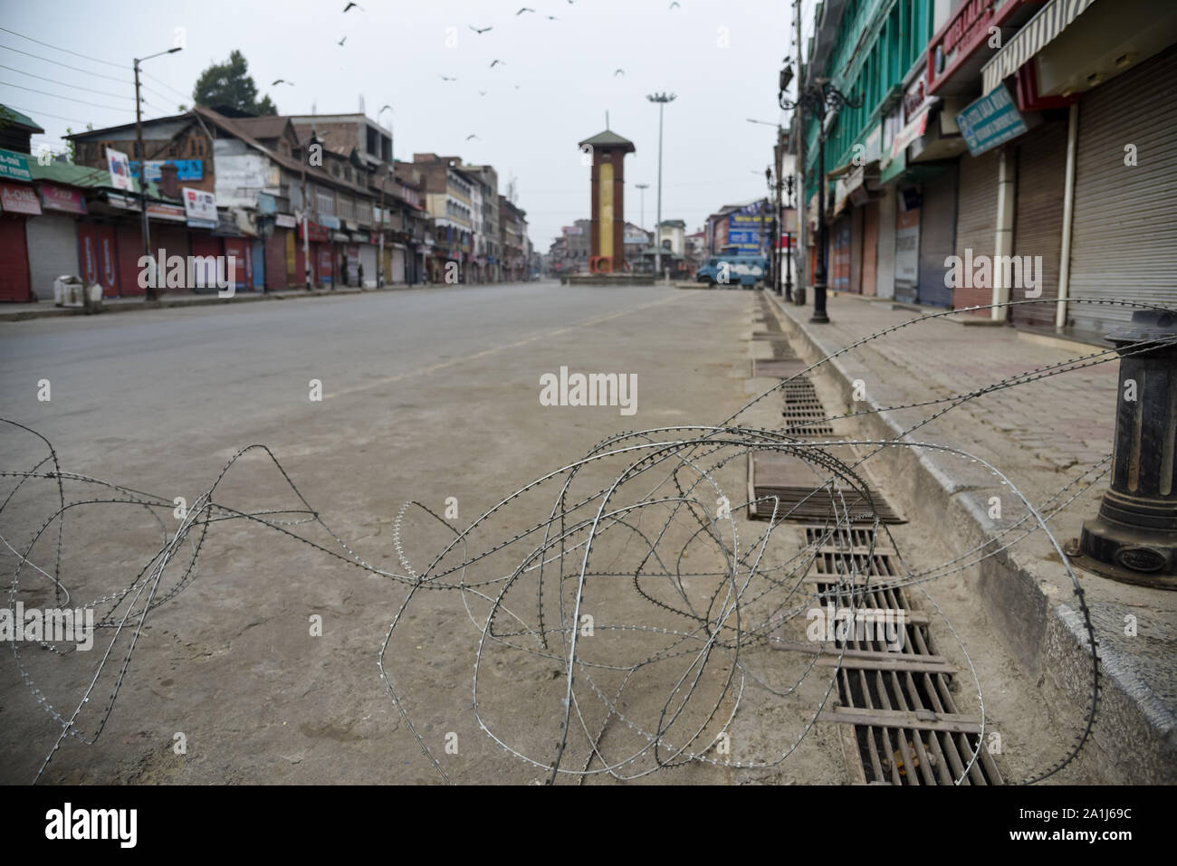 Srinagar Kashmir. Il 27 settembre, 2019. Strada deserta con filo di concertina durante le restrizioni in Srinagar.Dopo la revoca dell'articolo 370 che conferisce lo status speciale di Jammu e Kashmir, le autorità statali hanno imposto restrizioni in Kashmir per prevenire le proteste. Credito: SOPA Immagini limitata/Alamy Live News Foto Stock