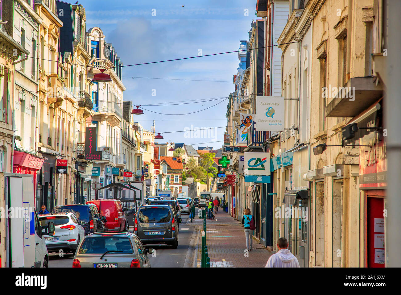 Wimereux (Francia settentrionale), lungo la 'Côte d'Opale' area costiera. 'Rue Carnot' street nel centro della città Foto Stock