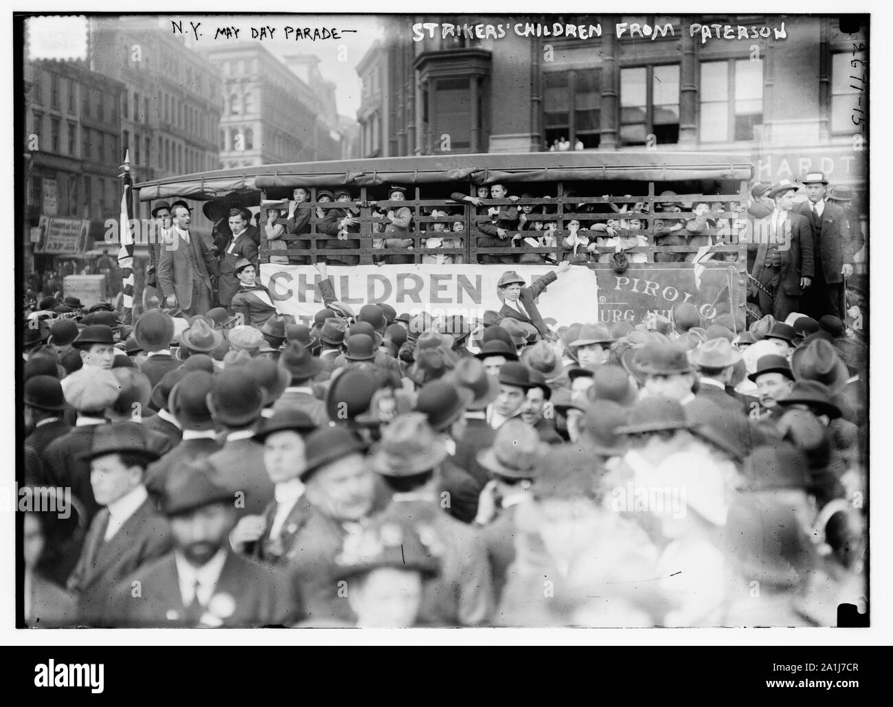 N.Y. Giorno di maggio parade - percussori' i bambini da Paterson Foto Stock