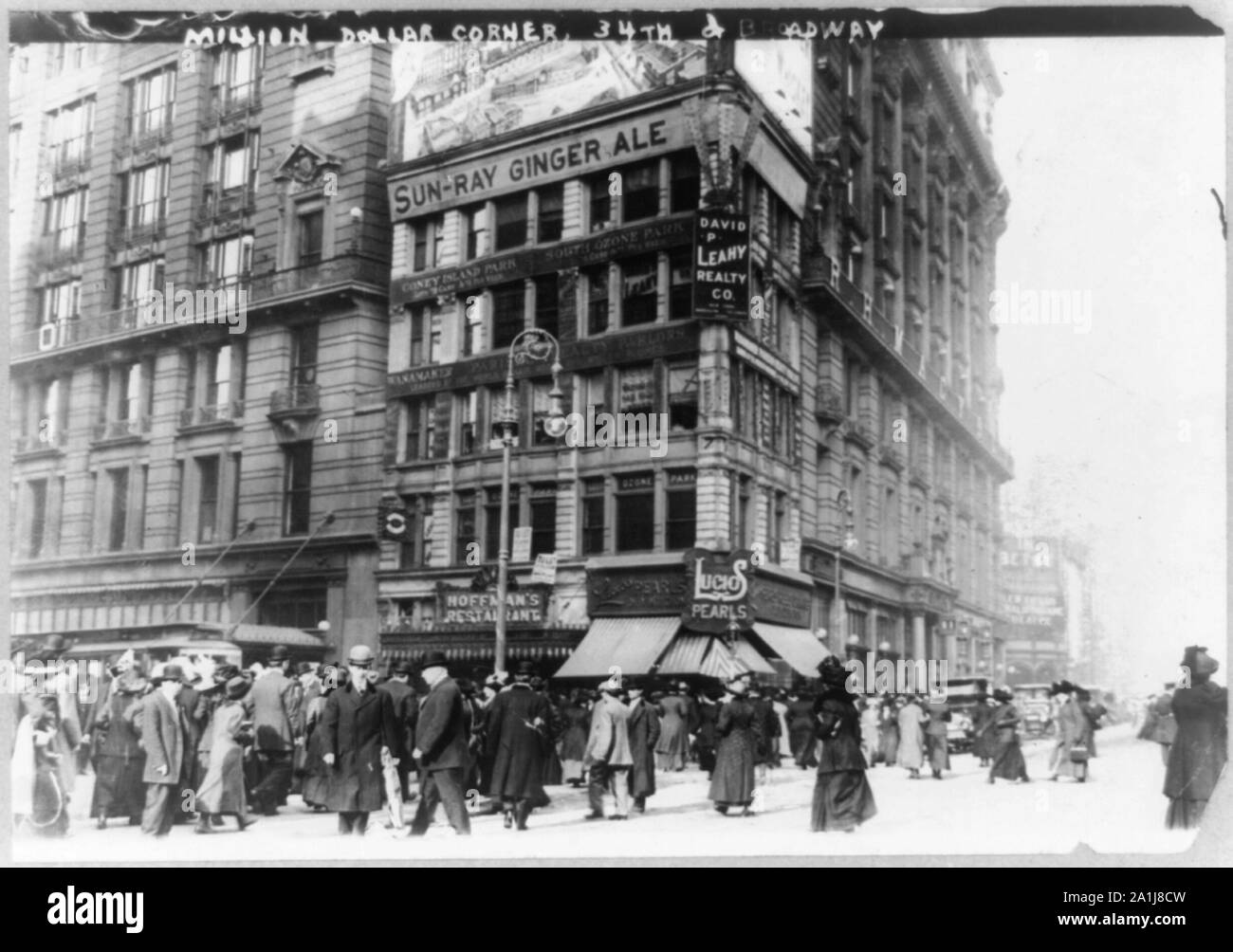 N.Y.C. scene di strada--milioni di dollari di angolo, 34th St. & Broadway. Piccolo appezzamento che ha venduto per un milione di dollari Foto Stock
