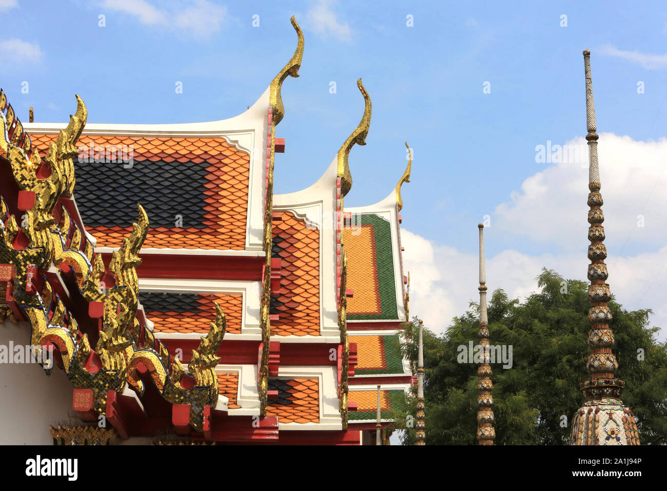 Templi. Toitures en tuiles vernissées et chedis. Wat Pho - il Wat Phra Chettuphon. Bangkok. / Templi. Chedid vetrate e tetti di tegole. Wat Pho. Bangkok. Foto Stock