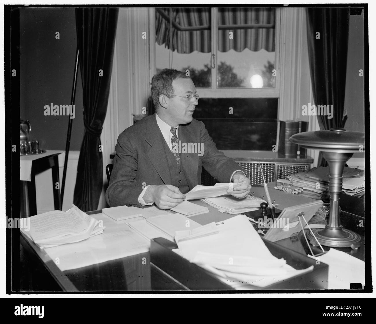 A named di nuovo tesoro post. Washington D.C., Sett. 21. Huntington Cairns, che è stata nella Divisione legale, U.S. Tesoro, movimentazione particolari problemi in connessione con le dogane, è stato promosso alla posizione di Assistant General Counsel in carica del parere sezione e tutte le questioni legali derivanti nell'ufficio doganale. Egli è un nativo di Baltimora e laureato presso l' Università di Maryland Law School, 1925. Entrò al servizio del governo nel 1934. 9/21/37 Foto Stock