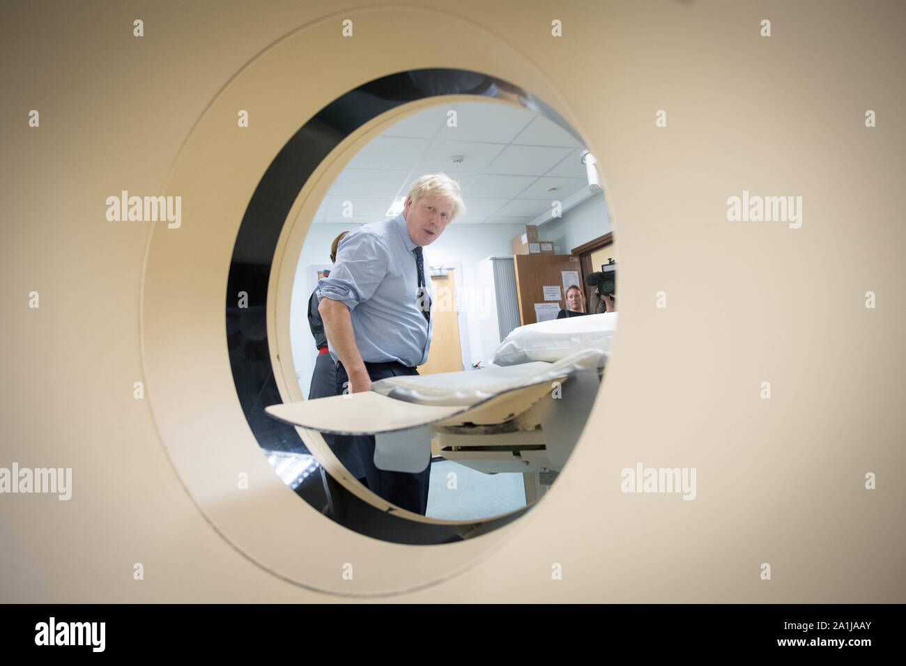 Il primo ministro Boris Johnson incontra il personale e vede un MRI scanner CT durante una visita a la Principessa Alexandra hospital di Harlow, Essex per un annuncio sul nuovo paziente apparecchiature di scansione. Foto di PA. Picture Data: venerdì 27 settembre, 2019. Il primo ministro è pegno una revisione allo screening per il cancro, con il finanziamento fornendo 300 macchine diagnostiche negli ospedali in tutta l'Inghilterra. Vedere PA storia politica Brexit. Foto di credito dovrebbe leggere: Stefan Rousseau/PA FILO Foto Stock