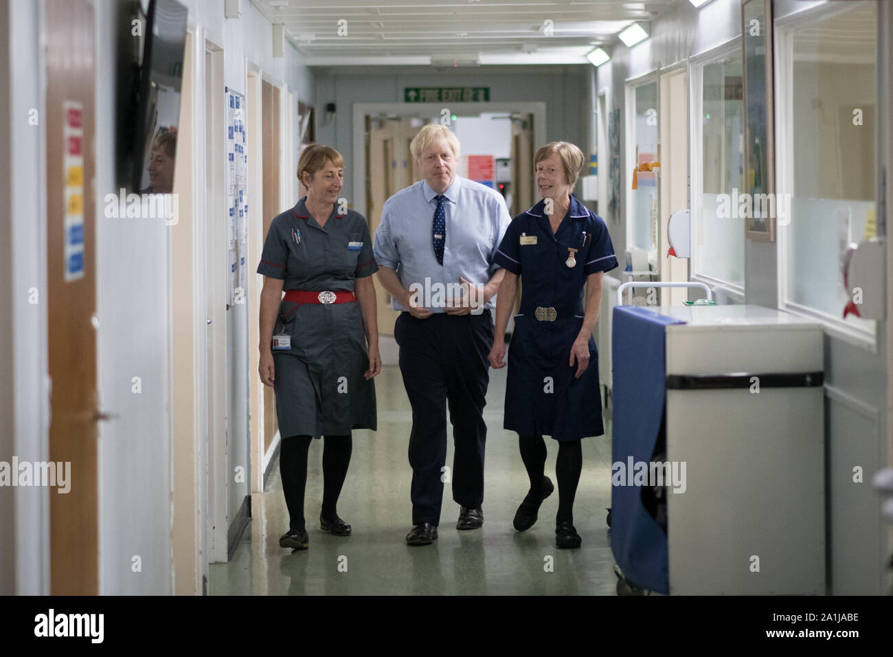 Il primo ministro Boris Johnson incontra il personale durante una visita a la Principessa Alexandra hospital di Harlow, Essex per un annuncio sul nuovo paziente apparecchiature di scansione. Foto di PA. Picture Data: venerdì 27 settembre, 2019. Il primo ministro è pegno una revisione allo screening per il cancro, con il finanziamento fornendo 300 macchine diagnostiche negli ospedali in tutta l'Inghilterra. Vedere PA storia politica Brexit. Foto di credito dovrebbe leggere: Stefan Rousseau/PA FILO Foto Stock
