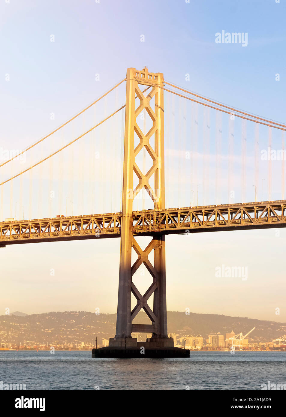 Torre di Oakland Bay Bridge sospensione ponte che collega la città di San Francisco con l'isola di Yerba Buena e la zona di Oakland Foto Stock